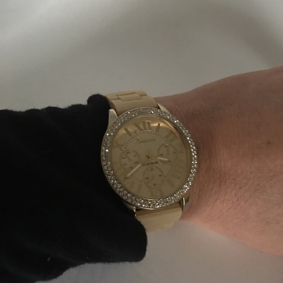 Large Geneva watch with silicon band - Picture 2 of 4